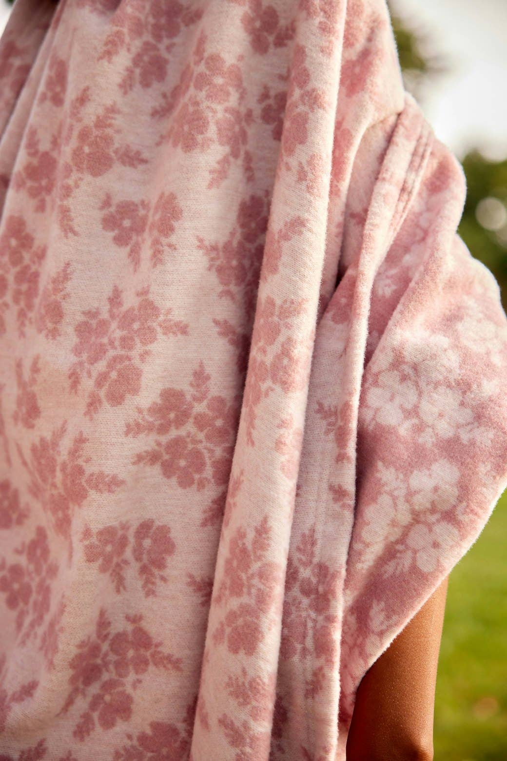 The Lightweight Blanket - Ditsy Floral