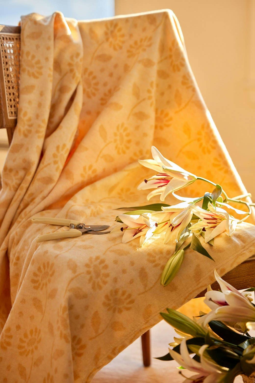 The Lightweight Blanket - Daisy Chain